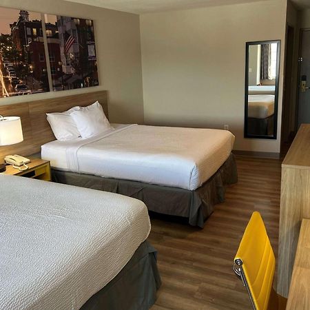 Days Inn By Wyndham Near Kansas Speedway Kansas City Esterno foto