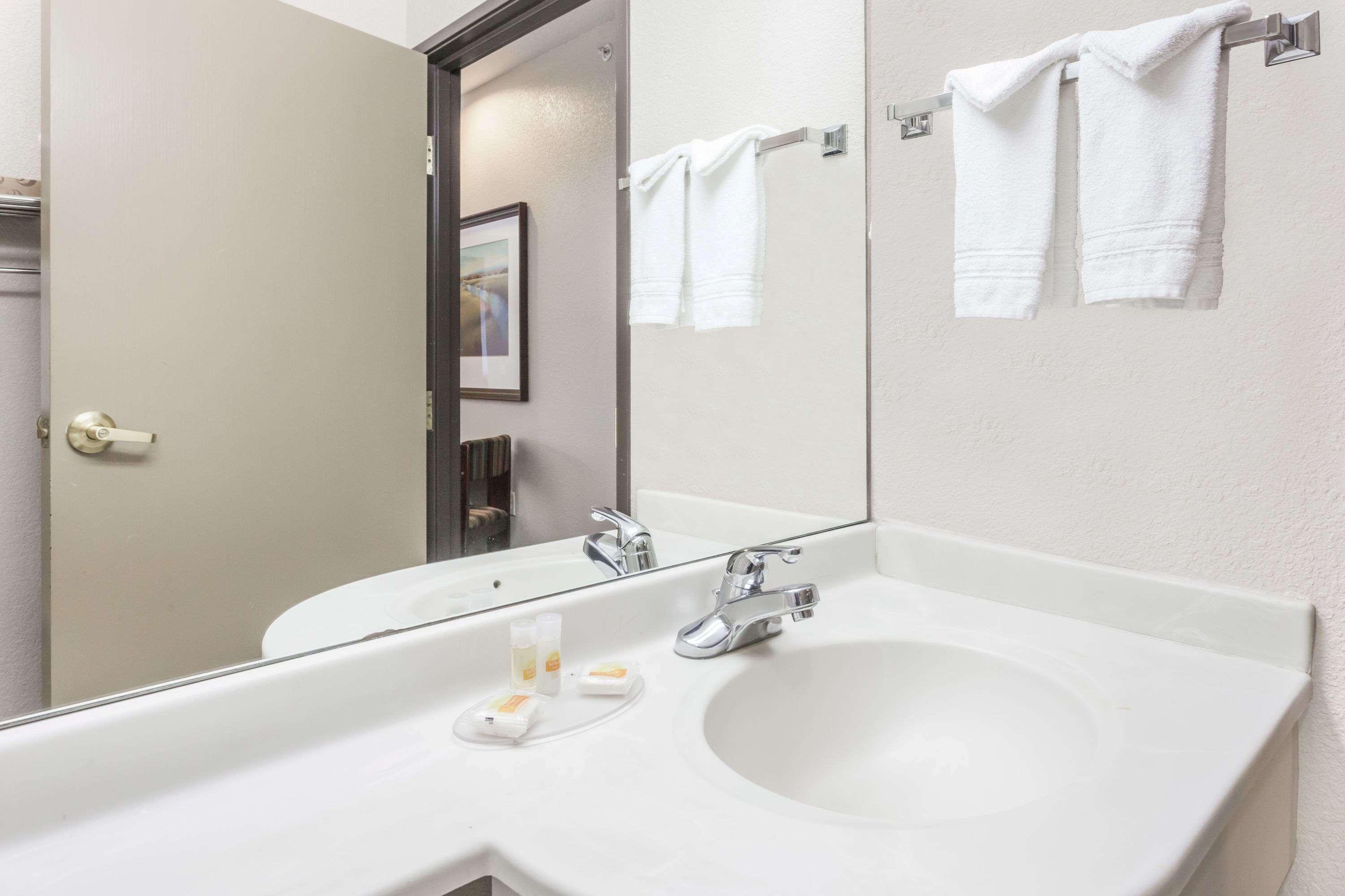 Days Inn By Wyndham Near Kansas Speedway Kansas City Esterno foto