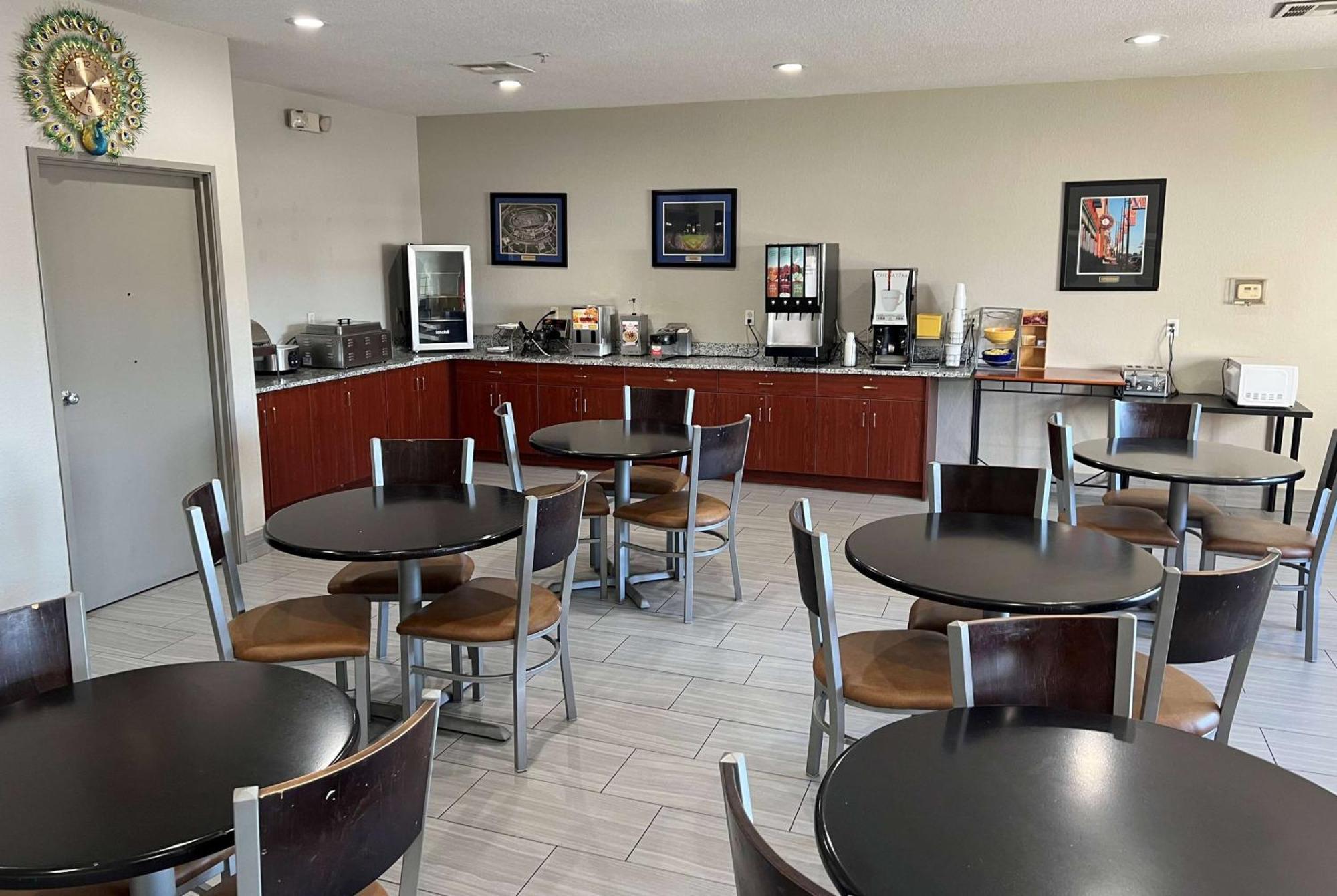 Days Inn By Wyndham Near Kansas Speedway Kansas City Esterno foto