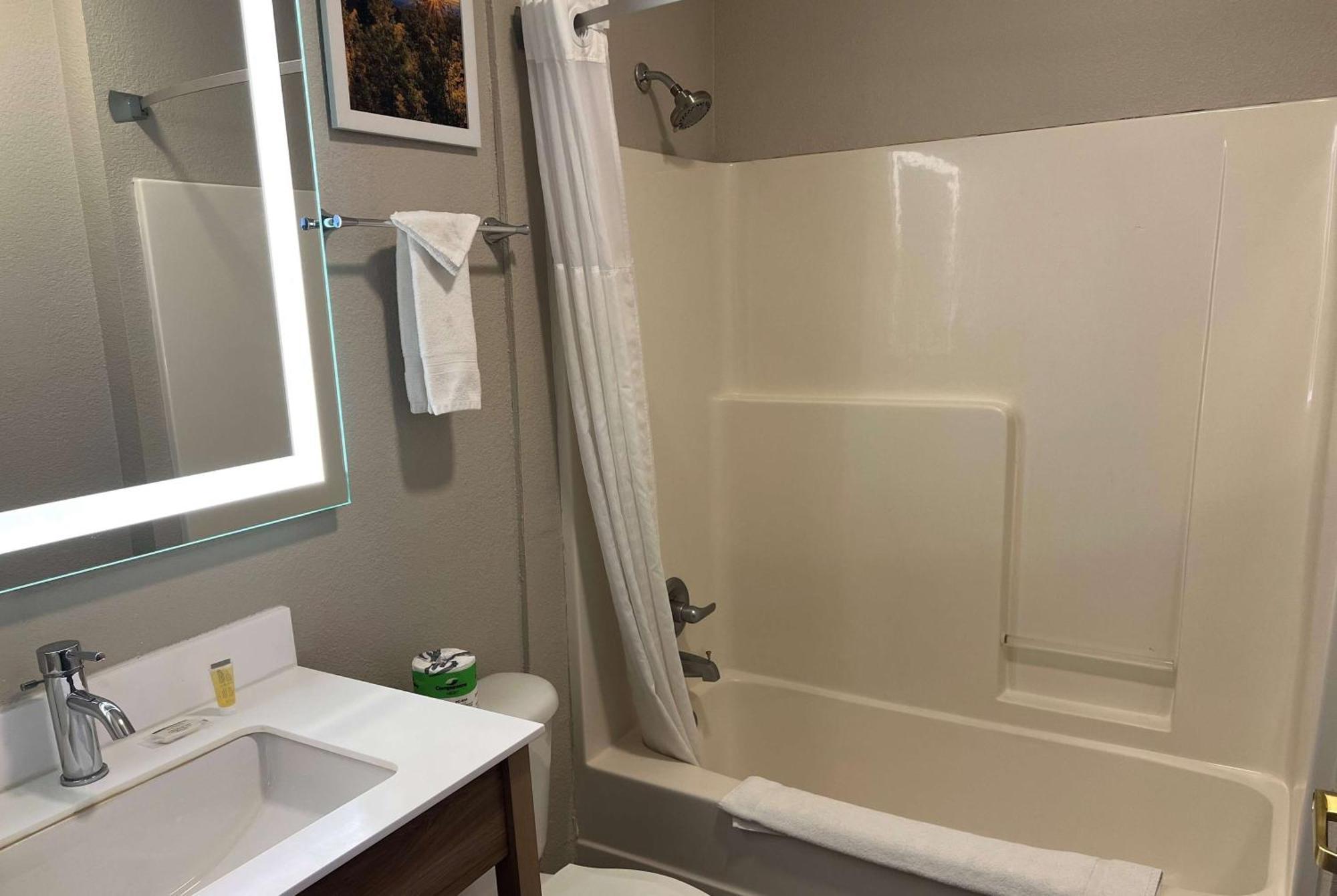 Days Inn By Wyndham Near Kansas Speedway Kansas City Esterno foto