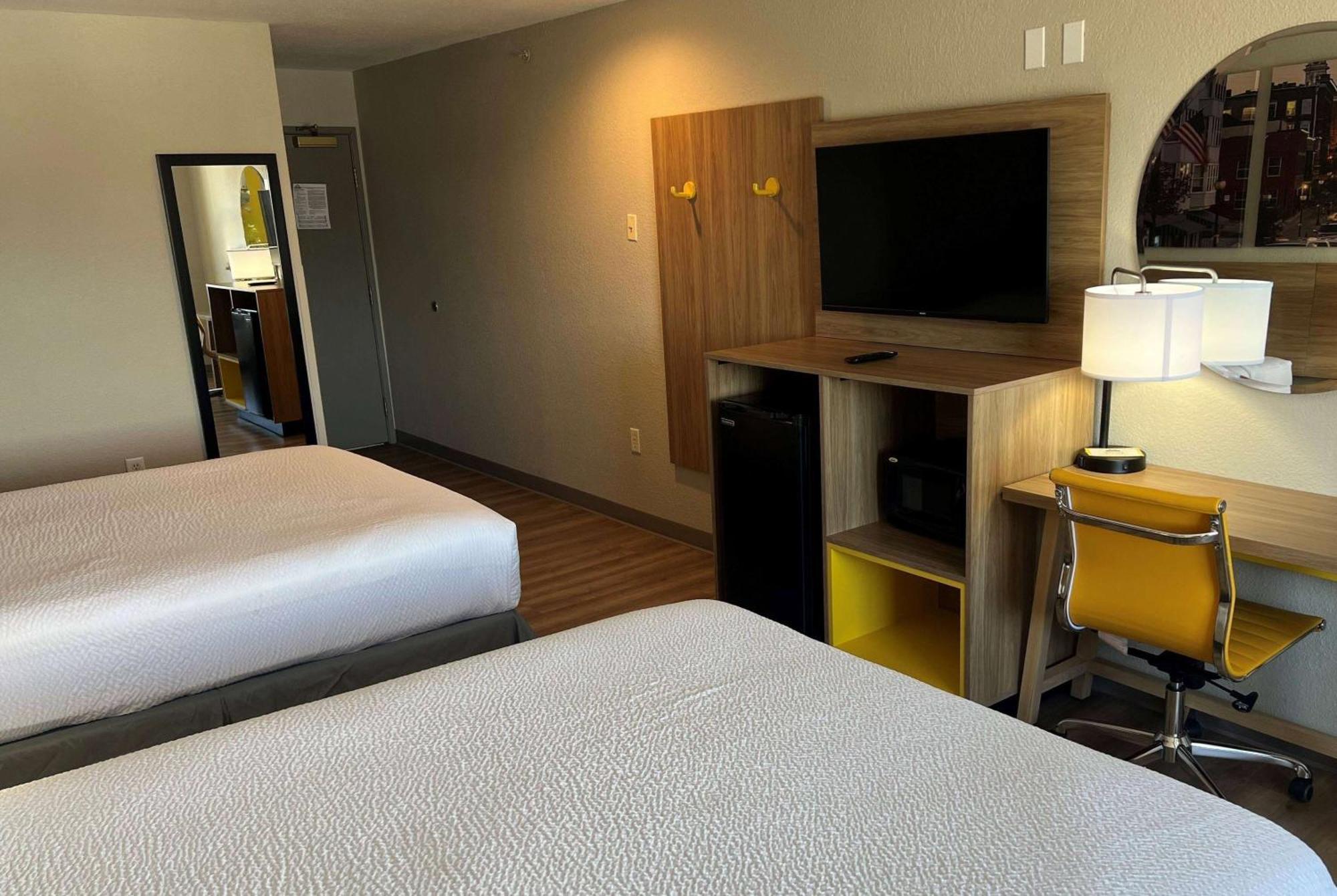 Days Inn By Wyndham Near Kansas Speedway Kansas City Esterno foto
