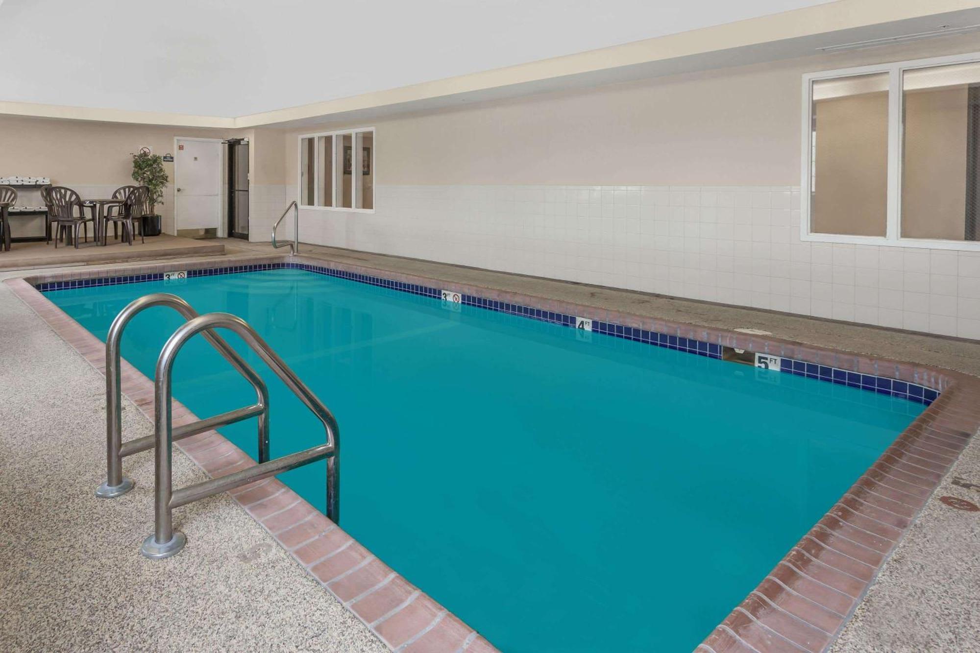 Days Inn By Wyndham Near Kansas Speedway Kansas City Esterno foto
